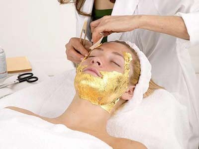 Sản phẩm mặt nạ bằng vàng này được sản xuất bởi Tập đoàn UMO Inc của Nhật Bản, đã được sử dụng rộng khắp tại các spa trên toàn thế giới. Khách sạn Eldorado và Spa ở Santa Fe (Mỹ) cũng cung cấp một phiên bản của phương pháp làm đẹp trên với giá 475 USD.